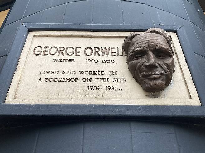 조지 오웰이 직원으로 근무했던 한 서점에 걸린 조지 오웰의 부조상. [Matt Brown]