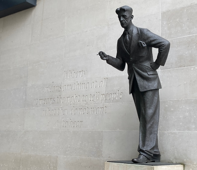 영국 런던에 세워진 조지 오웰의 동상. 벽면에는 “자유가 무엇인가를 의미한다면 그것은 사람들이 듣고 싶어하지 않는 것을 말할 수 있는 권리를 의미한다(If liberty means anything at all, it means the right to tell people what they do not want to hear)”고 적혔습니다. [Matt Brown]