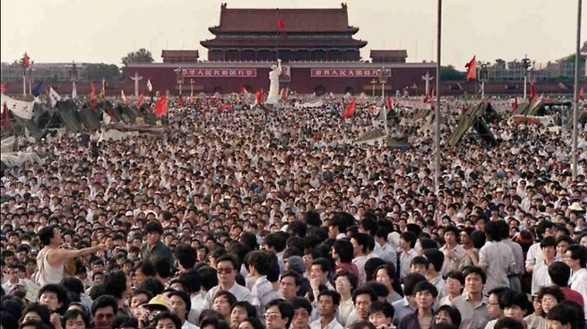 1989년 베이징 톈안먼 시위 당시 계엄령에도 불구하고 광장에 모인 중국 학생과 시민들. [사진 출처= AFP 연합뉴스]