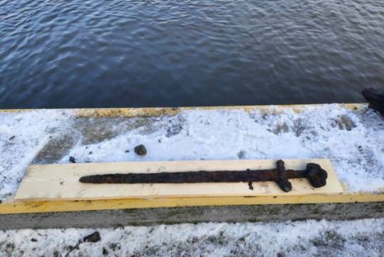 폴란드 북부의 한 강에서 1000년 된 ‘바이킹 검’이 발견됐다. 뉴시스