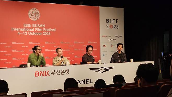지난해 부산국제영화제 기자회견. 왼쪽부터 저스틴 전, 정이삭, 스티븐 연, 존 조 ⓒstrorydna