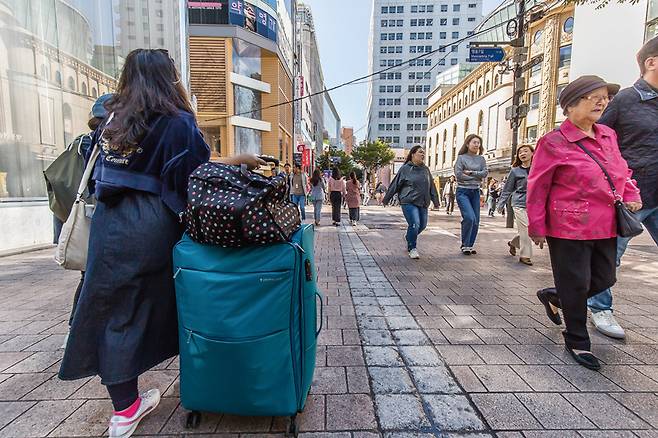 2023년 10월5일 서울 명동 거리를 한 외국인 여성 관광객이 홀로 이동하고 있다. ⓒ시사저널 최준필