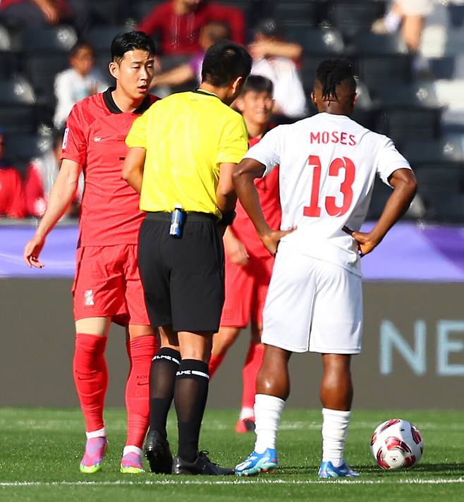 ▲ 위르겐 클린스만 감독이 이끄는 한국 축구대표팀은 20일(한국시간) 카타르 도하 알투마마 스타디움에서 열린 요르단과 2023 아시아축구연맹(AFC) 카타르 아시안컵 E조 조별리그 2차전에서 2-2로 비겼다. 손흥민은 바레인전에서 경고 한 장을 받았다 ⓒ연합뉴스