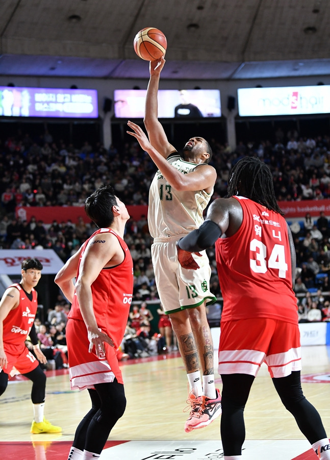 디드릭 로슨(가운데)이 슛을 시도하고 있다. /사진=KBL 제공