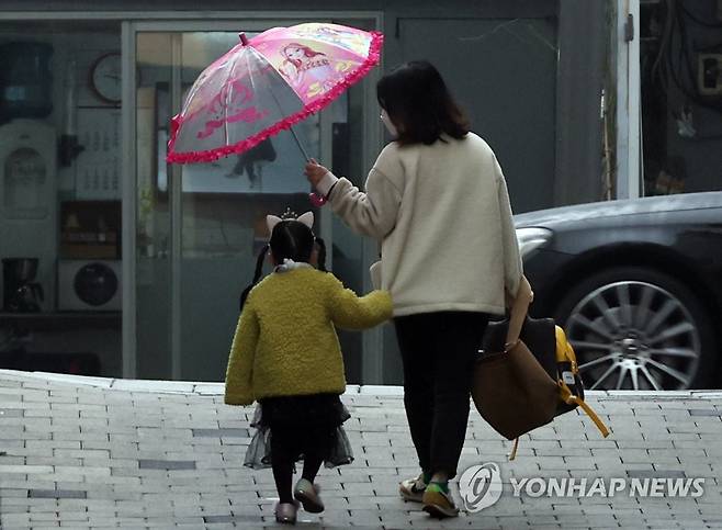 아이는 엄마 꼬옥, 엄마는 우산 꼬옥 (서울=연합뉴스) 한상균 기자 = 비가 오락가락하는 9일 오전, 서울 시내에서 한 어린이가 엄마와 어린이집에 가고 있다. 2023.3.9 xyz@yna.co.kr