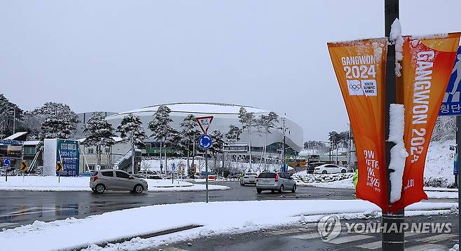 동계청소년올림픽 경기장 접근 차질 없어요 (강릉=연합뉴스) 유형재 기자 = 21일 2024 강원 청소년동계올림픽이 열리는 강릉올림픽파크 주변 도로가 밤사이 쏟아진 폭설에도 계속된 제설작업으로 정상적인 도로 상태를 유지하고 있다. 2024.1.21 yoo21@yna.co.kr