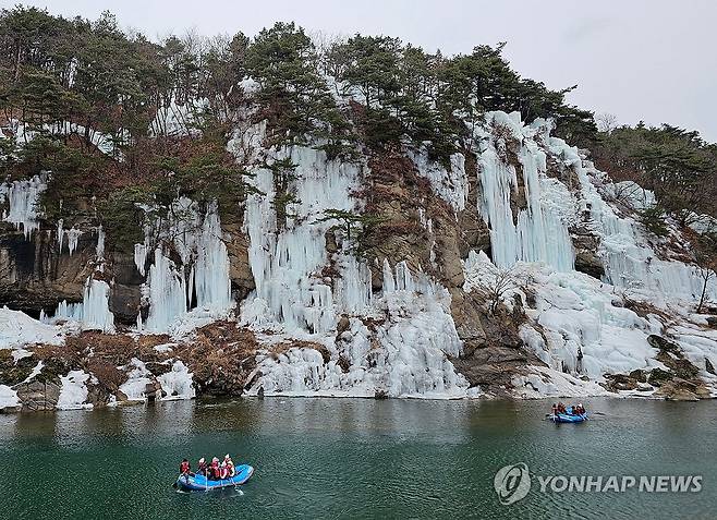 이한치한 래프팅 (철원=연합뉴스) 양지웅 기자 = 21일 강원 철원군 한탄강 일원에서 열린 제12회 철원 한탄강 얼음 트래킹 축제를 찾은 관광객들이 거대 빙벽을 배경으로 래프팅을 즐기며 겨울 추억을 만들고 있다. 2024.1.21 yangdoo@yna.co.kr