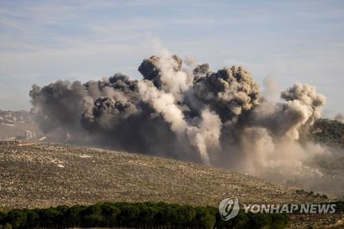 이스라엘 공습으로 레바논 국경 마을서 피어오르는 연기 [AP=연합뉴스 자료사진]