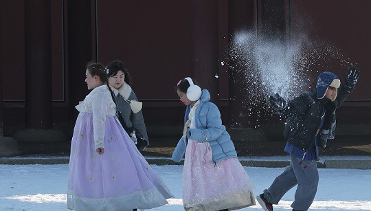 기온이 뚝 떨어진 7일 서울 경복궁을 찾은 관광객들이 즐거운 시간을 보내고 있다. 사진=뉴스1