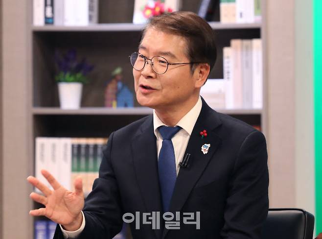 이정식 고용노동부 장관이 지난 18일 서울 서대문구 KG타워에서 이데일리·이데일리TV와 인터뷰를 하고 있다.(사진=이데일리 방인권 기자)