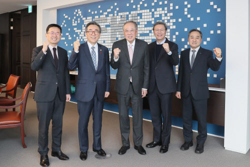 류진 한국경제인협회 회장이 22일 서울 여의도 한국경제인협회를 방문한 조태열 외교부 장관을 비롯한 관계자들과 파이팅을 외치고 있다.(왼쪽부터) 김진동 외교부 양자경제외교국장, 조 장관, 류 회장, 김창범 한경협 부회장, 정철 한경연 원장.(사진=한국경제인협회, 뉴스1)