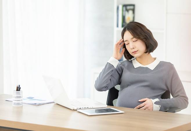 임신 초기 어지럼증은 정상적인 증상이지만 계속 어지럽다면 다른 질환 신호일 수 있어 세심한 주의와 관찰이 필요하다. [사진=클립아트코리아]