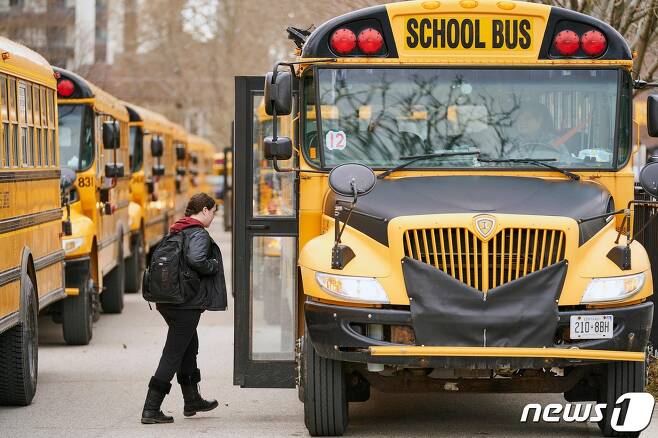 지난 2020년 3월13일 캐나다 온타리오주 런던에 있는 빌 중학교 앞 스쿨버스의 모습. 20.03.13 ⓒ AFP=뉴스1 ⓒ News1 김예슬 기자