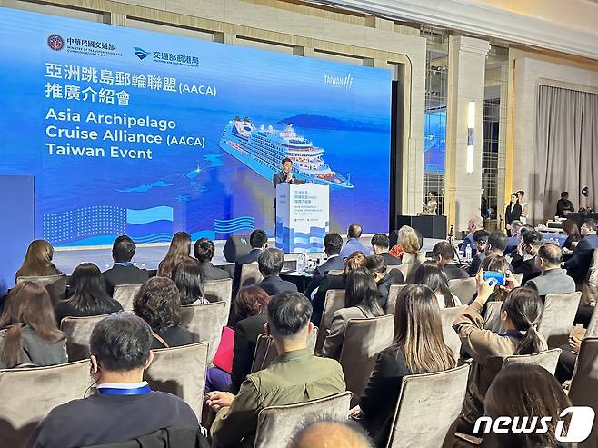 권익현 부안군수는 22일 'AACA 아시아 군도 크루즈 연합' 타이완 행사에 참석해 부안과 전북특별자치도의 관광 매력에 대해 국제 크루즈 관계자들에게 PPT 발표를 하면서 부안 크루즈 기항지 유치를 위한 광폭 행보를 이어갔다. (부안군 제공)2024.1.22/뉴스1