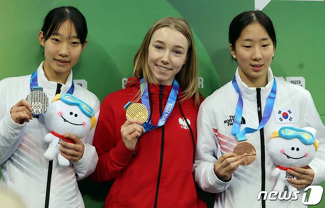 은메달 획득한 대한민국 강민지(왼쪽부터)와 금메달 획득한 폴란드의 안나 팔코프스카, 동메달 획득한 대한민국 정재희가 22일 강원도 강릉 올림픽파크 강릉아이스아레나에서 열린 2024 강원동계청소년올림픽 여자 쇼트트랙 500m 시상식을 마친 뒤 기념 촬영을 하고 있다. 2024.1.22/뉴스1 ⓒ News1 김진환 기자