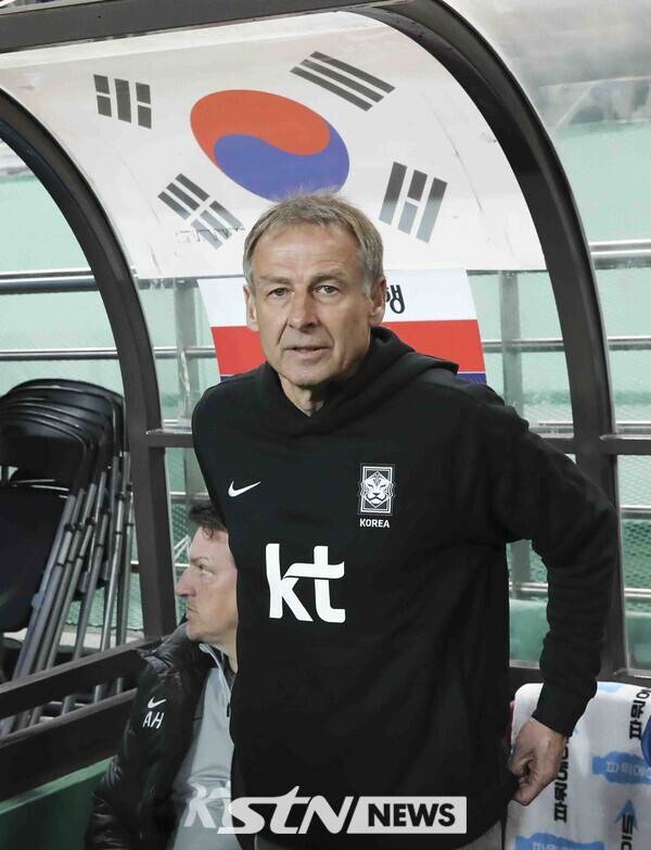 클린스만 감독이 이제는 보여줄 때다. 대한민국 사령탑 부임 이후 첫 메이저 대회에서 시험대에 올랐다. 모두가 예상하는 그림이 아닌 변칙으로 아시아를 놀라게 해주길 기대해 본다. 사진┃뉴시스/AP