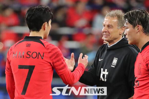 클린스만 감독이 이제는 보여줄 때다. 대한민국 사령탑 부임 이후 첫 메이저 대회에서 시험대에 올랐다. 모두가 예상하는 그림이 아닌 변칙으로 아시아를 놀라게 해주길 기대해 본다. 사진┃뉴시스/AP