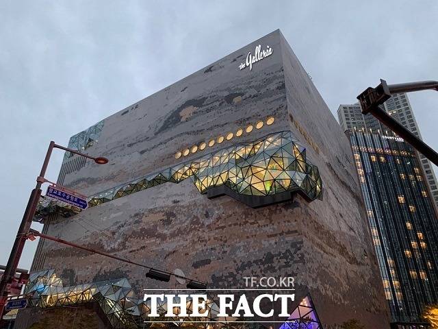 신세계·현대·롯데백화점이 VIP 인원을 줄이기로 한 가운데 한화갤러리아의 VIP 전략이 올해 어떤 효과를 낼지 주목된다. 사진은 경기도 수원시 갤러리아 광교점 /더팩트 DB