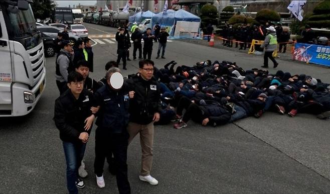 지난 19일 울산 남구 상개동 한국알콜산업 울산공장 앞에서 화물연대 울주지부가 집회를 열고 있다. 이날 노조 지부장 등 조합원 11명이 화물차량의 운송을 방해하는 등 업무방해 혐의로 경찰에 체포됐다. /독자 제공.