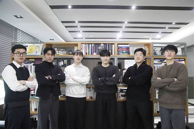 제1회 ‘로드 투 펀드매니저’ 투자대회에서 뛰어난 성적을 거둔 대학생 7명이 1월 4일 서울 여의도 타임폴리오자산운용 본사에 모였다. (왼쪽부터) 정영빈 군(부경대), 성민혁 군(성균관대), 오효근 군(성균관대), 김상혁 군(성균관대), 우신욱 군(한국외대), 조근원 군(성균관대). / 전준범 기자