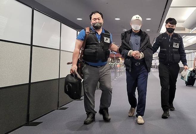 경찰청은 지난 2022년 1조원대 투자사기로 1485명의 피해자를 낳은 사기범 A씨(66)를 국제공조를 통해 베트남에서 검거해 국내로 송환했다. 사진은 인천국제공항에 도착해 압송하는 모습. /뉴스1