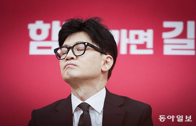 국민의힘 한동훈 비상대책위원장이 22일 오전 서울 여의도 국회에서 열린 최고위원회의에서 비대위원들의 발언을 듣는 도중 잠시 눈을 감고 있다. 박형기 기자 oneshot@donga.com