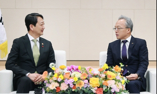 안덕근(왼쪽) 산업통상자원부 장관과 최진식 중견기업연합회 회장이 22일 서울 마포구 중견기업연합회 사무실에서  대화를 나누고 있다. 연합뉴스