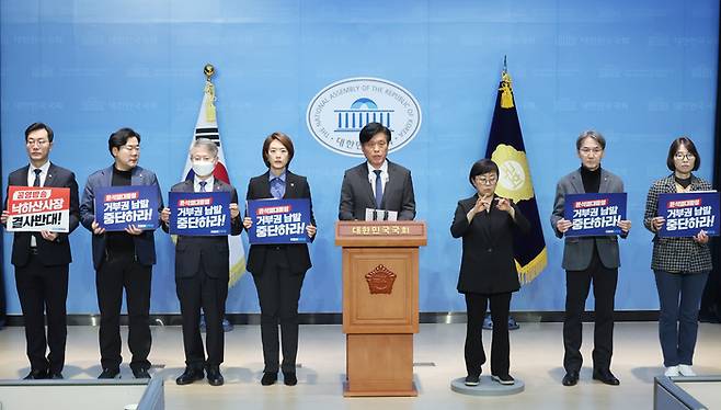 1일 국회에서 더불어민주당 조승래 의원 등 과방위 위원들이 방송법 거부권 및 이동관 방통위원장 사의 표명 관련 기자회견을 하고 있다. 연합뉴스