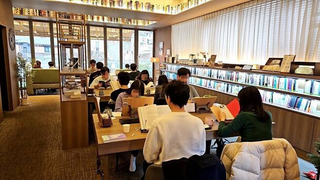 지난 1일 서울 역삼동 ‘욕망의 북카페’에서 사람들이 책을 읽거나 공부를 하고 있다. 김채운 기자