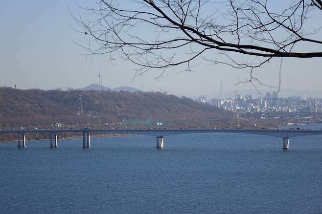 2024년 1월15일 서울 강서구 궁산에서 바라본 난지도(마포구 상암동). 그 너머로 남산이, 또 그 뒤로 롯데타워가 보인다.