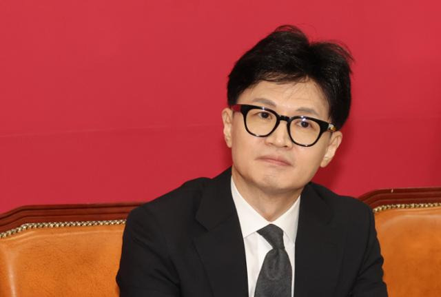 한동훈 국민의힘 비상대책위원장이 22일 국회에서 열린 인재영입 환영식에서 고동진 전 삼성전자 사장의 인사말을 듣고 있다. 연합뉴스