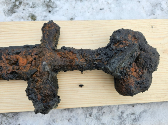 폴란드 항구 준설 현장에서 약 1000년 전 고대 바이킹들이 쓰던 '전설의 검'이 온전한 형태로 발견됐다. [사진=폴란드 토룬 문화재 당국 페이스북]