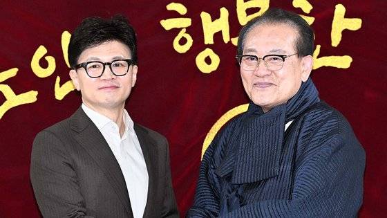 한동훈 국민의힘 비상대책위원장(왼쪽)이 서울시 용산구 대한노인회 중앙회를 방문해 김호일 회장을 만나고 있다. 연합뉴스