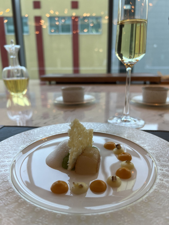 Tea and tea food served at the lounge bar of Le Meridien Seoul Myeongdong, located in Jung District, central Seoul. The tea is often dubbed the champagne of the world of tea because the color and taste are similar to those of champagne. [SEO JEONG-MIN]