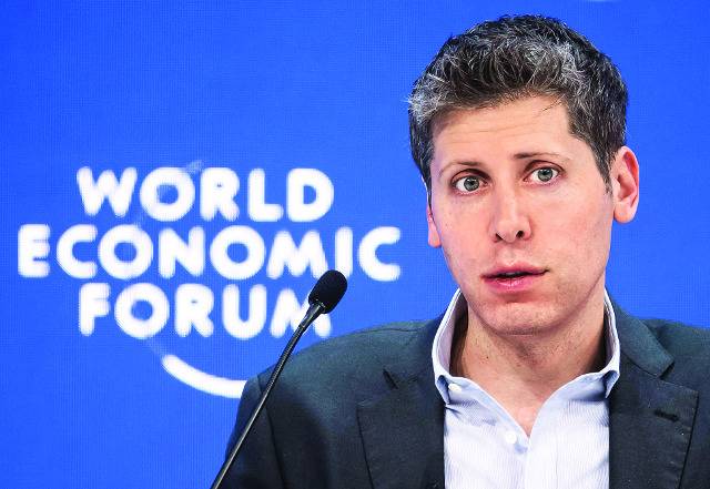 샘 올트먼 오픈AI 최고경영자(CEO)가 지난 18일(현지시간) 스위스 다보스에서 열린 세계경제포럼(WEF·다보스포럼) 회의 세션에 참석해 발언하고 있는 모습. AFP연합뉴스