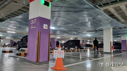 남양주 다산동 소재 공공임대주택에서 폭설이 내리면 누수가 발생해 주민들이 불편을 겪고 있다. 사진은 해당 아파트 지하 2층 지하주차장의 모습. 이대현기자