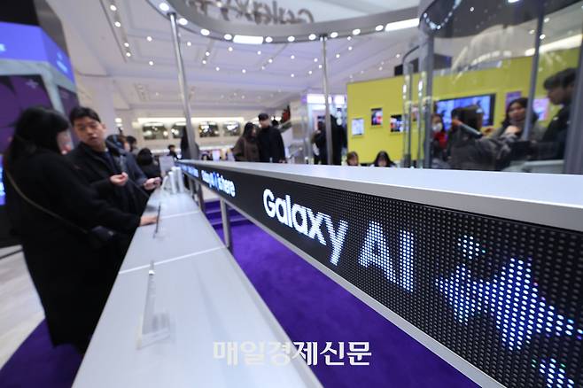 21일 오후 시민들이 서울 서초구 센트럴시티에 마련된 삼성전자 갤럭시S24 체험공간인 ‘갤럭시 스튜디오’를 둘러보고 있다. 삼성전자는 서울 영등포구 타임스퀘어, 서초구 센트럴시티, 삼성 강남, 마포구 삼성스토어 홍대 등 4곳에서 갤럭시S24 시리즈의 핵심 인공지능(AI) 기능을 직접 경험할 수 있는 체험공간 ‘갤럭시 스튜디오’를 지난 18일부터 운영하고 있다. 2024.1.21  [이충우기자]