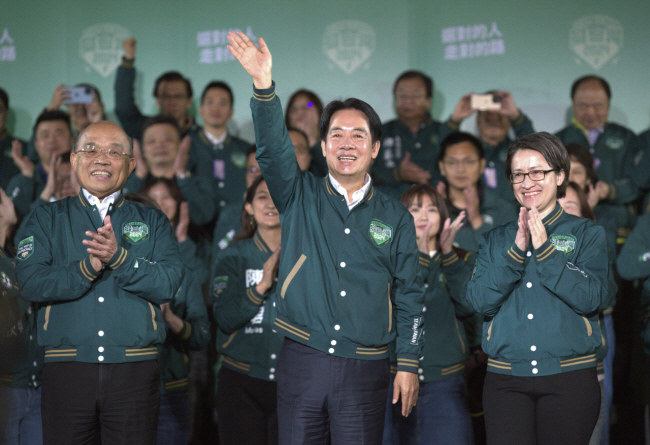 라이칭더 대만 총통 당선자가 지난 13일 총통 선거에서 승리한 뒤 환호하는 지지자들에게 손을 흔들고 있다. AP 연합뉴스