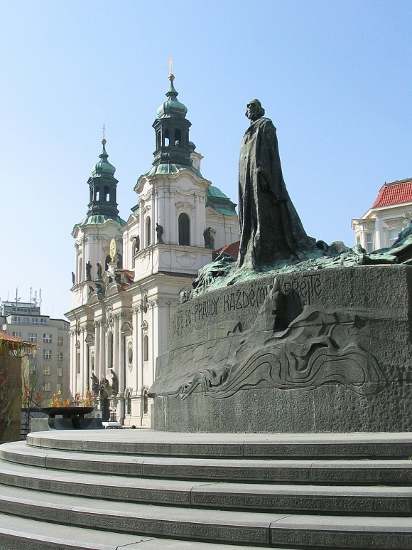 체코의 수도 프라하 구시가지 광장에는 종교개혁가 ‘얀 후스’(Jan Hus)의 동상이 있다. 이 동상은 얀 후스 사망 500주년이 되는 1915년 체코의 조각가 라디슬라프 샬로운(Ladislav Šaloun)이 만들었다.