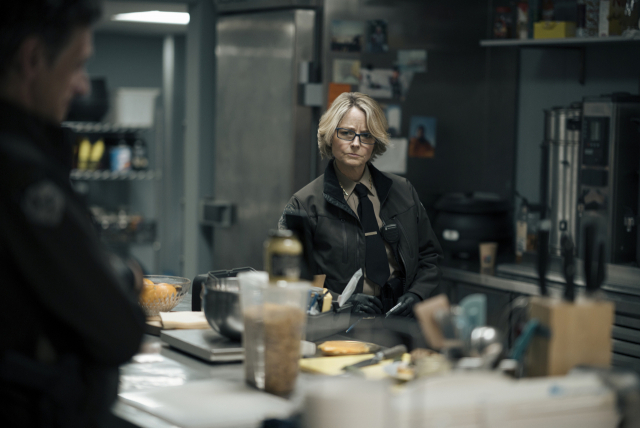 경찰서장인 리즈 댄버스로 등장하는 조디 포스터는 그녀가 연기한 가장 유명한 캐릭터 ‘양들의 침묵’의 형사 클라리스 스탈링을 떠올리게 한다. 사진 제공=HBO