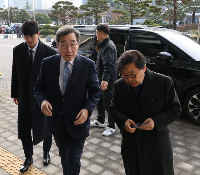 이낙연 새로운미래 인재영입위원장이 21일 기자회견을 위해 전북도의회에 들어서고 있다. 연합뉴스