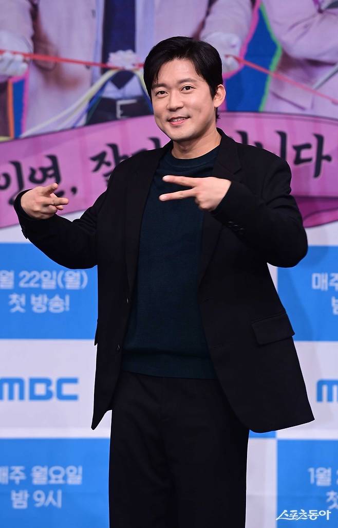 아나운서 김대호가 22일 서울 마포구 상암동 MBC본사 골든마우스홀에서 열린 MBC ‘도망쳐: 손절 대행 서비스’ 제작발표회에서 포즈를 취하고 있다. 주현희 기자 teth1147@donga.com