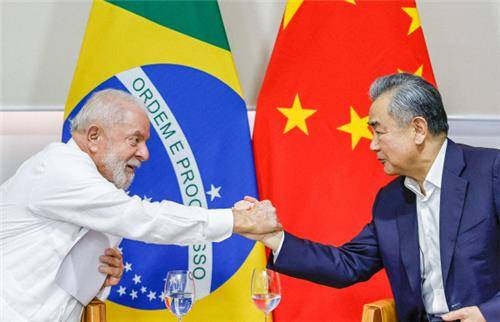 19일(현지시간) 브라질에서 룰라 대통령과 악수하는 왕이 중국 외교부장 [중국 외교부 제공. 재판매 및 DB 금지]