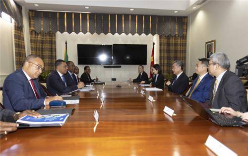 20일(현지시간) 홀니스 자메이카 총리(왼쪽 두번째)와 만난 왕이 외교부장 [중국 외교부 제공. 재판매 및 DB 금지]