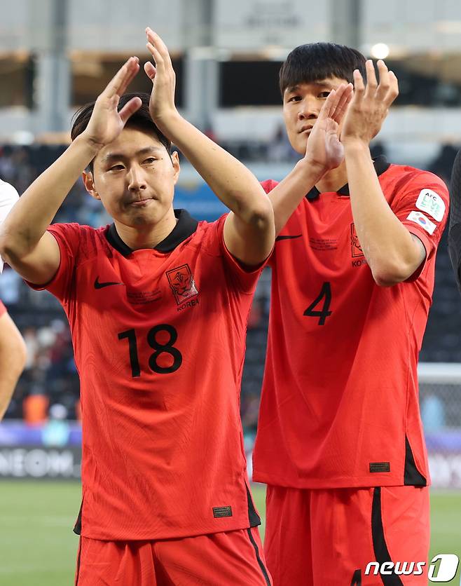 대한민국 축구대표팀 이강인과 김민재가 15일(현지시간) 카타르 도하 자심 빈 하마드 스타디움에서 열린 2023 아시아축구연맹(AFC) 카타르 아시안컵 조별리그 E조 대한민국과 바레인의 경기에서 3대1로 승리한 후 관중석을 향해 인사하고 있다. 2024.1.15/뉴스1 ⓒ News1 김성진 기자