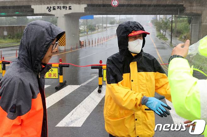 이강덕 포항시장이 23일 상습 침수지역인 상대지하도를 찾아 근무자들을 격려하고 있다.(포항시 제공) 2024.1.23/뉴스1