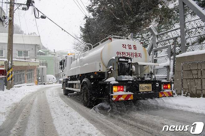 23일 경북 울릉군 전역에 대설경보가 발령된 가운데 울릉군이 주요 도로에 바닷물을 뿌리고 있다.(울릉군제공) 2024.1.23/뉴스1