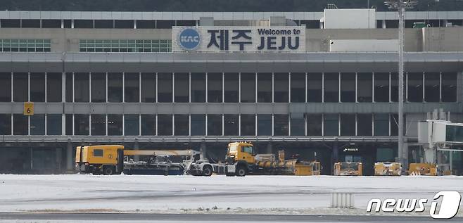 제주지역 폭설과 강풍으로 항공기 결항이 이어지고 있는 23일 오전 제주국제공항 활주로에서 제설작업이 이뤄지고 있다. 2024.1.23/뉴스1 ⓒ News1 오현지 기자