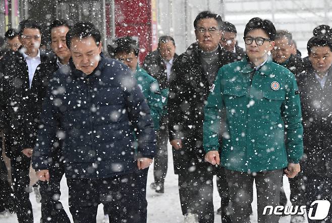 윤석열 대통령과 한동훈 국민의힘 비상대책위원장이 23일 충남 서천 특화시장 화재 현장을 나란히 방문해 피해 상황을 점검하고 있다. (대통령실 제공) 2024.1.23/뉴스1 ⓒ News1 오대일 기자