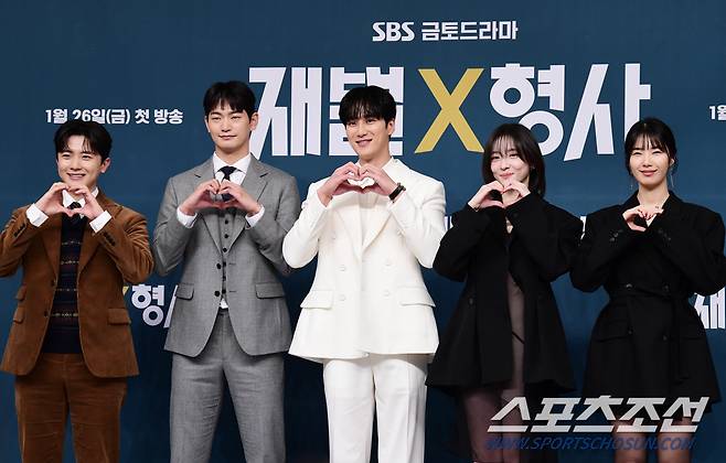 23일 서울 목동 SBS사옥에서 SBS 새 금토드라마 '재벌X형사' 제작발표회가 열렸다. 포즈를 취하고 있는 주연 배우들. 목동=송정헌 기자songs@sportschosun.com/2024.01.23/